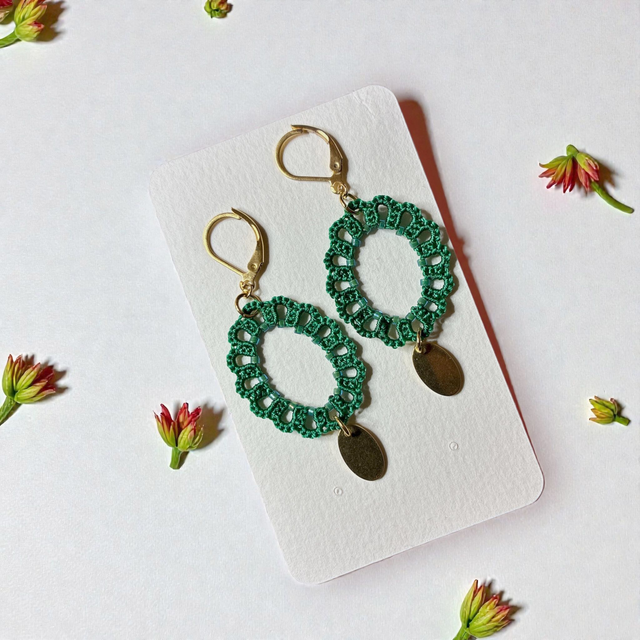 Boucles d'oreilles en dentelle de frivolité avec perles et breloque