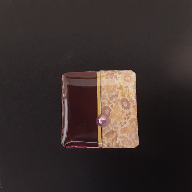 Broche petit carré collection floral fond raisin-bande impression Liberty beige et mauve-cabochon nacré rose