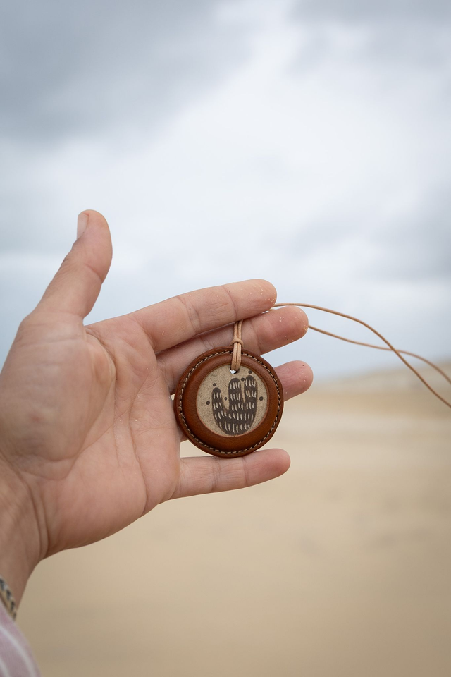 Médaillons grès et cuir