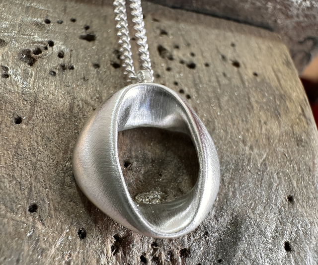 Sqoval Pendant 