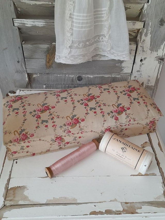 Boîte ancienne en tissu