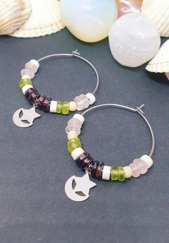 Petites créoles étoile et grenat, péridot et quartz rose 