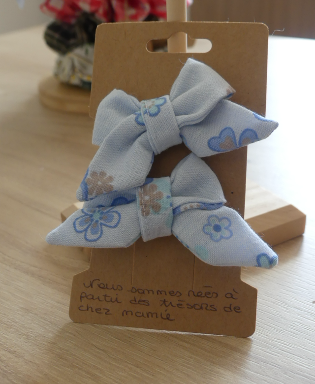 Barrette Éléonore bleue à fleurs