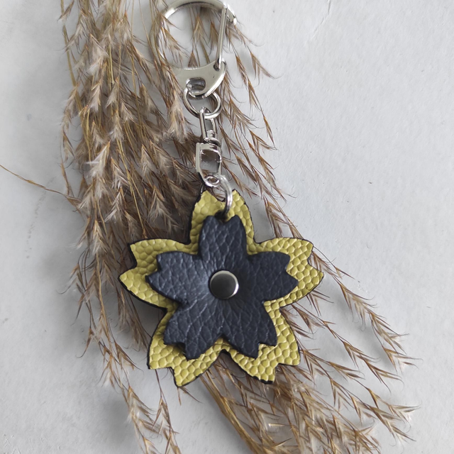 Porte clés fleur en cuir 