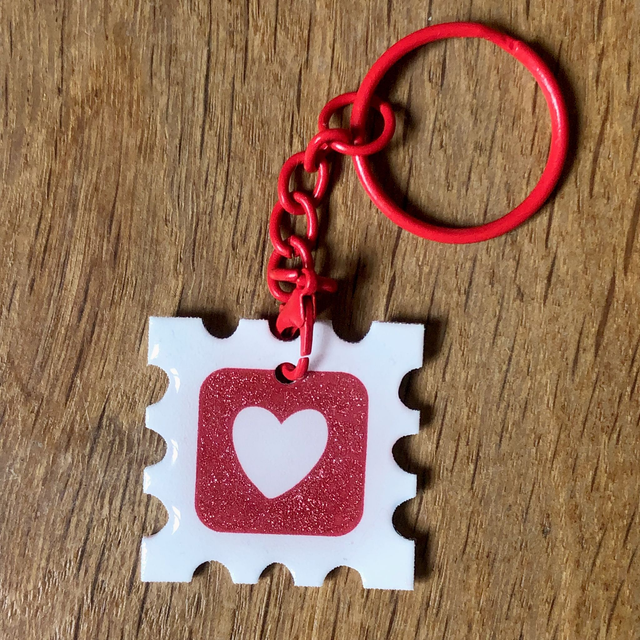 💌 Love Stamp Bag Charm – Cute Valentine Gift – Romantic Message Accessory - Gri-gri de sac timbre d’amour