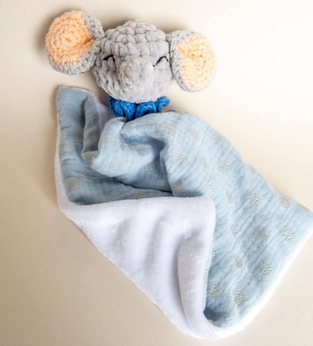Doudou éléphant tissu bleu ciel / collerette bleue