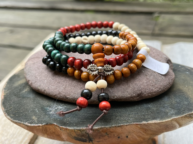 Rukousnauha puu värikäs