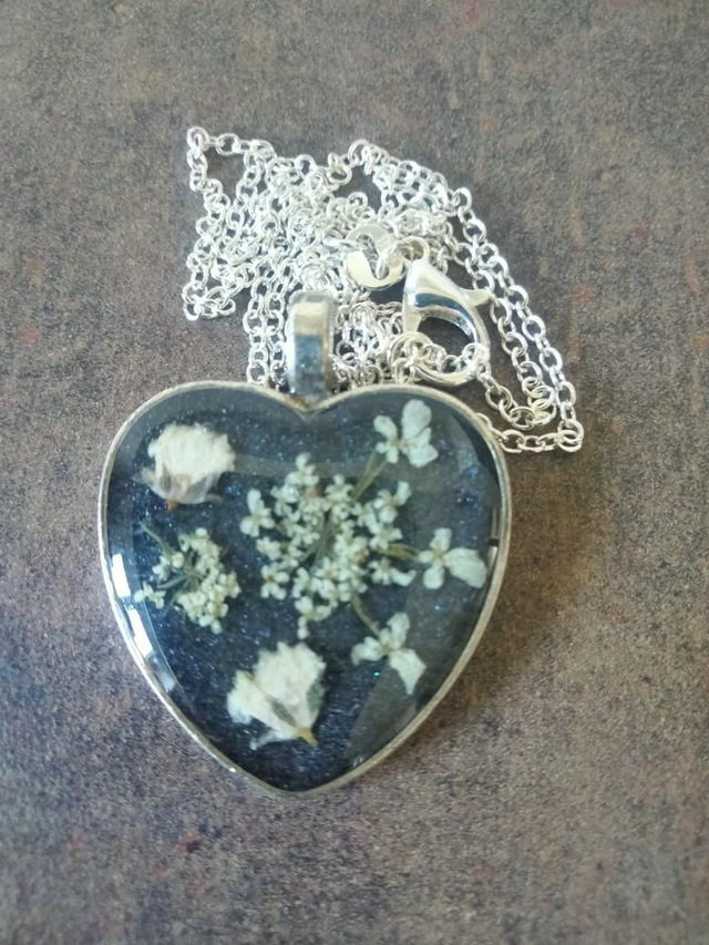 Pendentif forme coeur couleur argent avec inclusion de fleurs séchées 