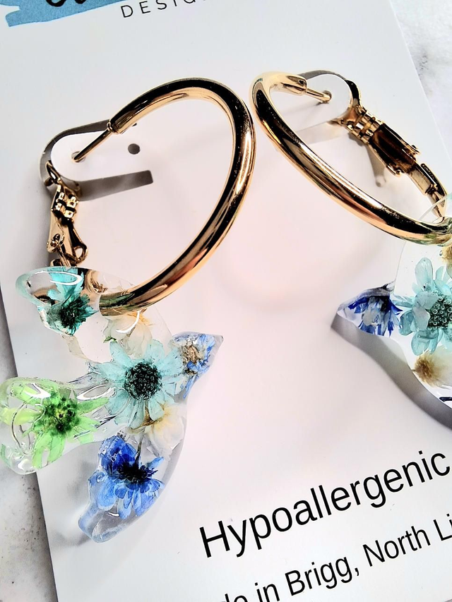 Preserved flower blue birds hoop earrings 