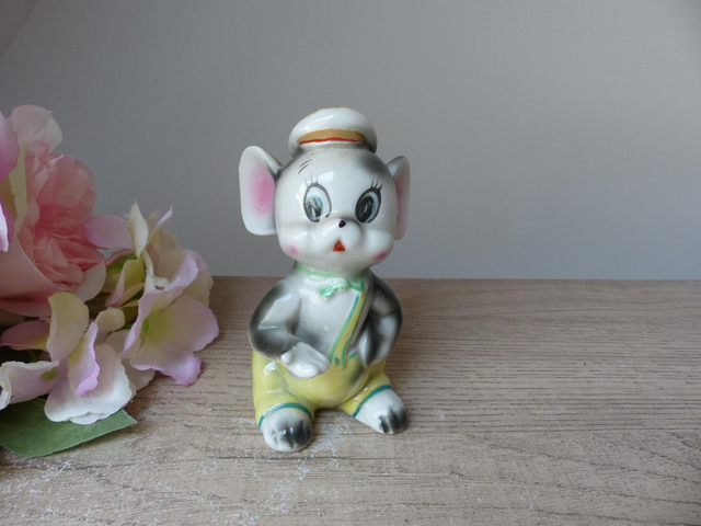 Vintage figurine souris en céramique aux grands yeux, petite souris anthropomorphe, souris groom d'hôtel, portier, bagagiste, réceptionniste