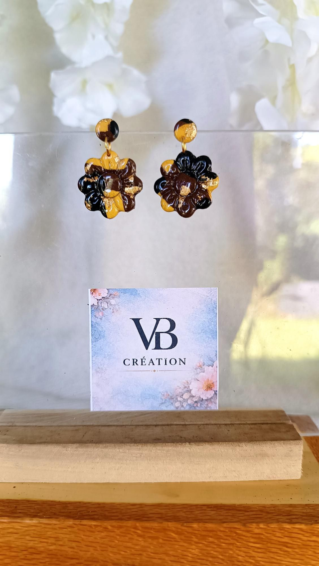 Boucles d'oreilles marguerite marbrées marrons noires moutardes et or