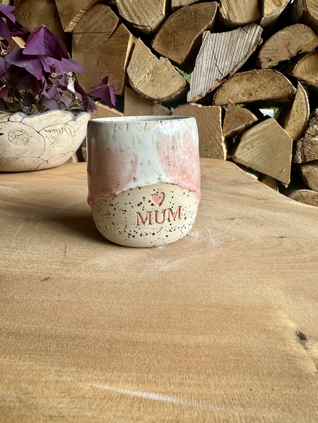 Handgemachter Keramikbecher „MUM“ – das perfekte Geschenk für Mama