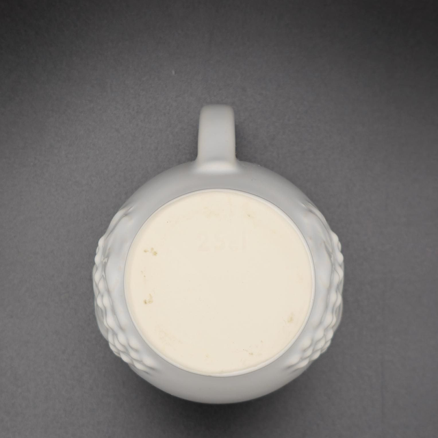 Petit pichet blanc décor grappes