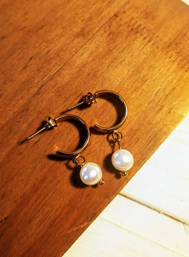 Edelstahlcreolen Goldfarbend mit Süßwasserperle