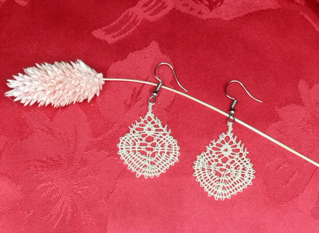 Boucles d'oreilles goutte ( petite) crème 
