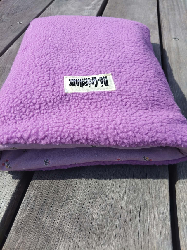 Housse de livre artisanale en tissu boucle mauve et coton fleuri