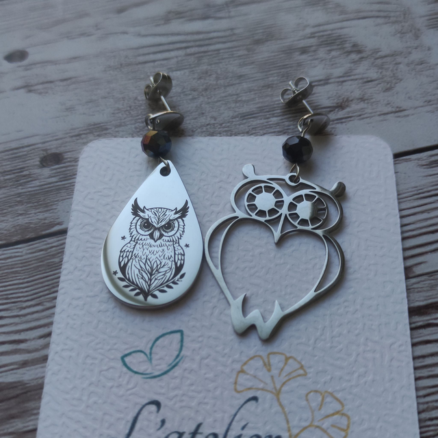 Boucles d&#039;oreilles &quot;Dépareillées&quot; Hibou gravé argenté