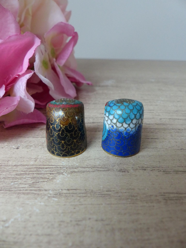 Deux dés à coudre hibou en émail cloisonné - Laiton et émail - Collection animaux miniatures cloisonnés - Cadeau de couture thème chouette