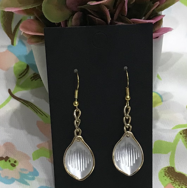 White/Cream Dangling Earrings- WDE31