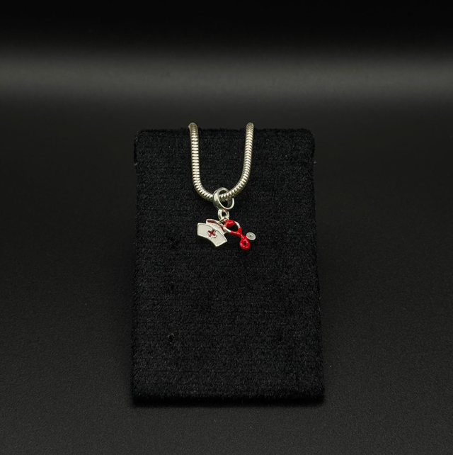 Berloque prata estetoscópio e touca 