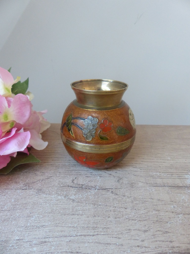 Ancien petit vase en laiton et émail décor floral, Petit pot artisanal en laiton décoratif gravé de fleurs