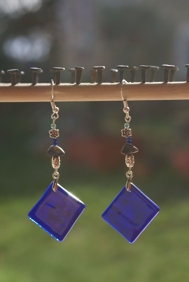Boucles d&#039;oreilles en verre bleu. 