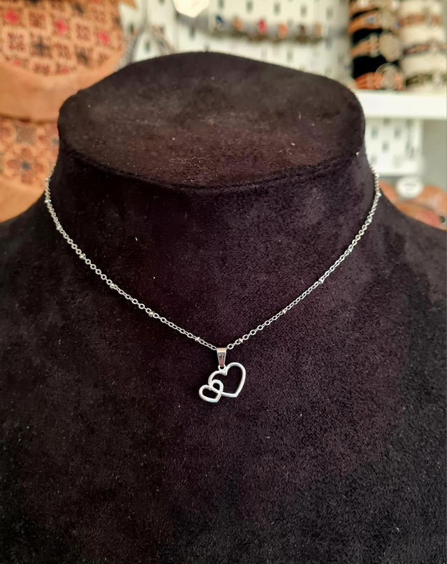 Collier en acier inoxydable argent avec coeurs enlacés 