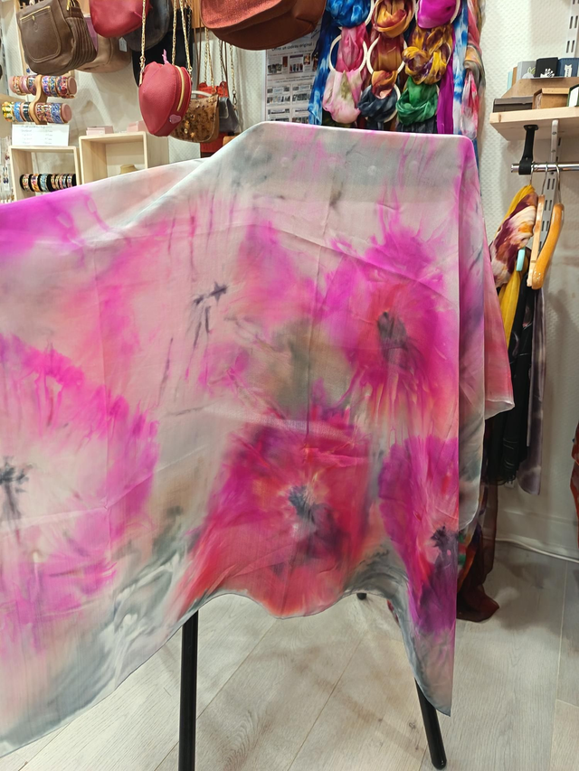 Carré de soie fushia et gris Fleurs abstraites