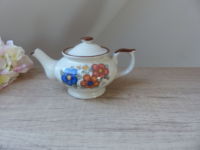 Petite théière ou cafetière décor fleurs bleues et orange en grès véritable années 1970 Décoration Vintage Bohème Cuisine Salon