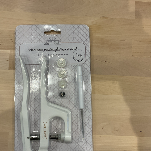 Pince pour pressions plastique et métal COM‘1 IDÉE