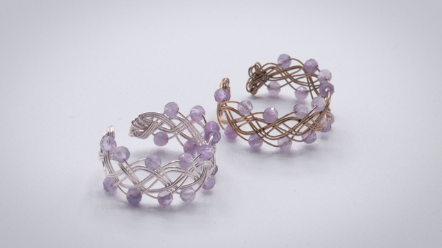 Bague ornée d'améthystes facettées