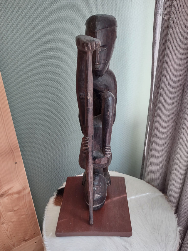 Afrika | &#039;Twee verstrengelde krijgers&#039; Sculptuur Houtsnijwerk (hoogte 48,0 cm | breedte 20,0 cm) donkerbruine kleur op houten voet | Vintage