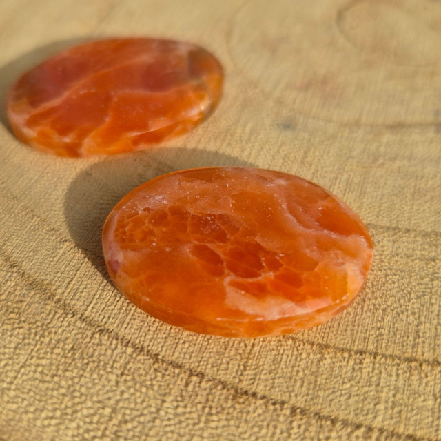 Galet plat - Calcite Orange - pierre de méditation
