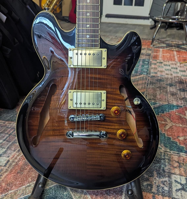 FretKing Elise Custom - Walnut