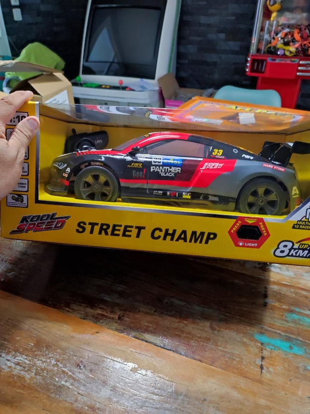 MEGA VOITURE TÉLÉCOMMANDÉE 1/10