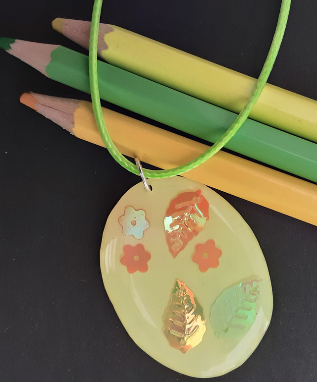 médaillon jaune et feuilles irisées