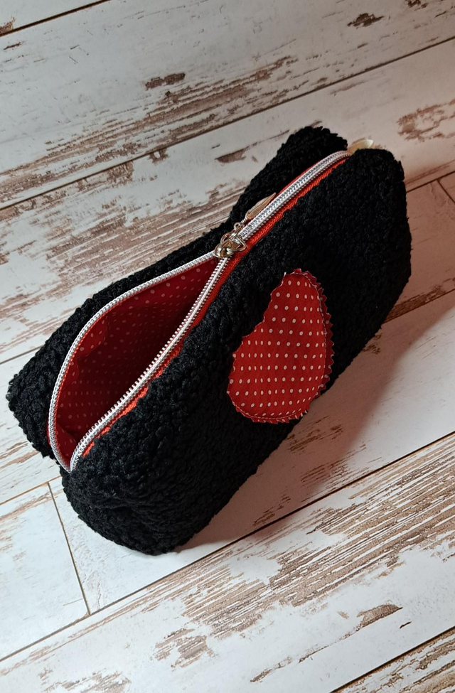 Trousse moumoute noire à cœur rouge