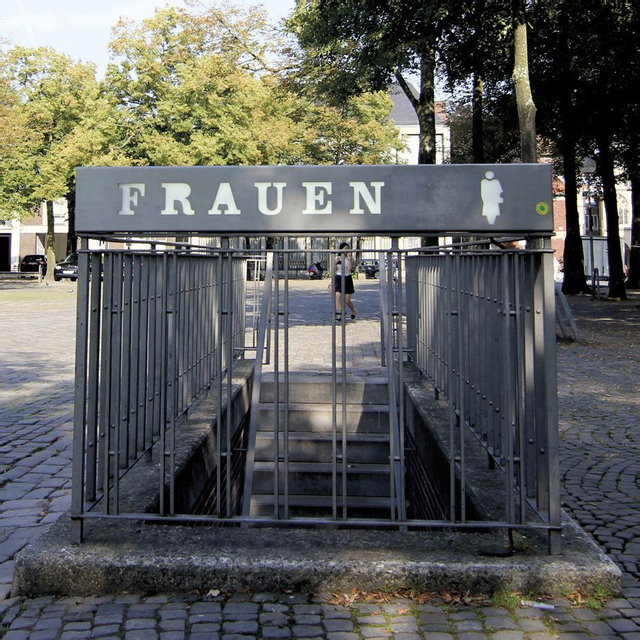 Frauen – WC am Domplatz von Hans-Peter Feldmann