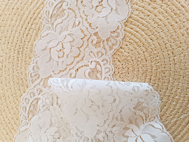 Dentelle large blanche