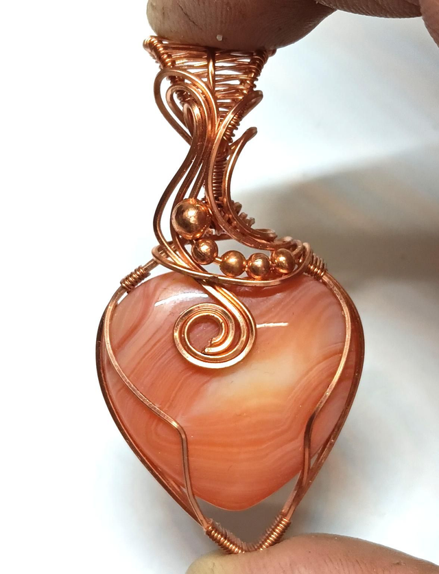 Pendentif coeur de cornaline rubanée