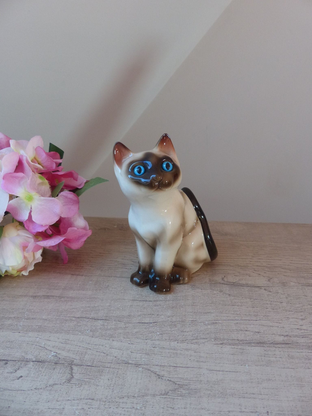 Vaga International - Chat Siamois Assis en Porcelaine Brillante Vintage - Figurine Collection Élégante pour Déco Intemporelle Cadeau Félin