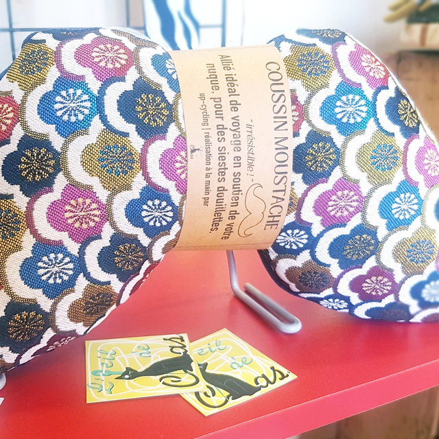 Coussin "MOUSTACHE" à poser ou à porter | L'ALLIÉ IDÉAL DE VOYAGE ! 🚌