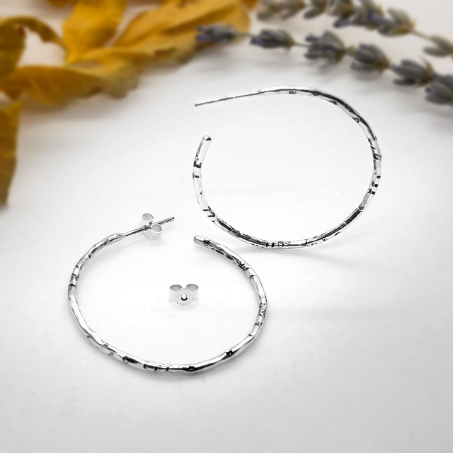 Aros de hilo de plata de Ley con muescas decorativas