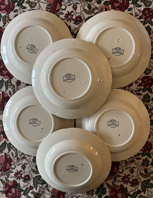 MOLIERE - Suite de 6 assiettes creuses signées Sarreguemines - Terre de Fer