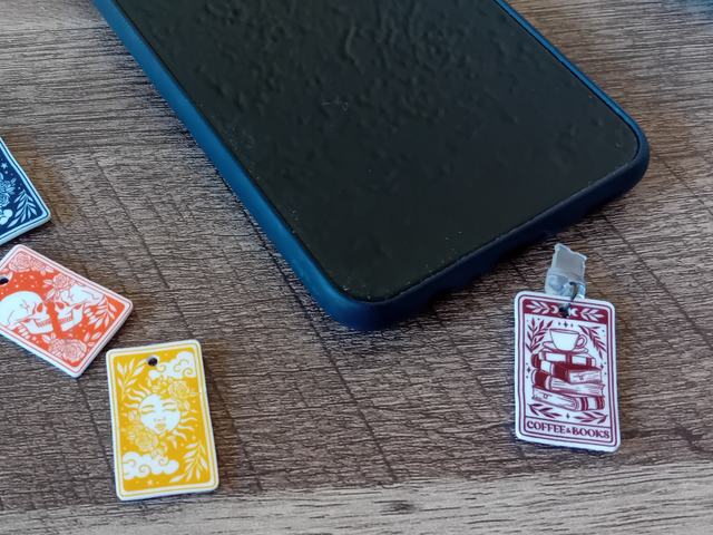 Pack mystère – Bijou de téléphone anti-poussière Tarot (Lune, Soleil, Amour, Books & Coffee) – Accessoire iOS & Android