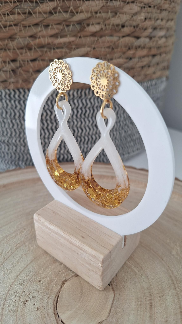 Boucles d'oreilles infini blanc et paillettes dorées 