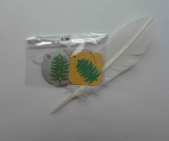 étiquettes cadeaux rondes et carrées argentées et dorées avec sapin