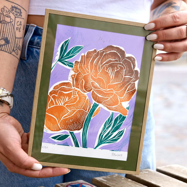 Couple de pivoines orange sur fond violet pâle vif avec cadre sous verre finition kraft gommé