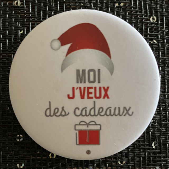 Badge 45mm Noël « Moi j’veux des cadeaux » blanc »