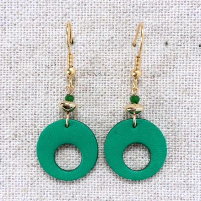 Boucles d’oreilles « Octave » dorées, cuir vert gazon